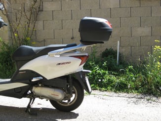 Motokufr 28 L  - kufr na motorku černý - Motokufr 28L kufr na skůtr.