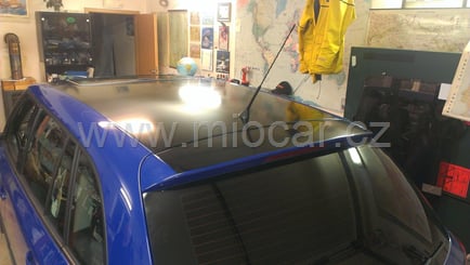 Polep vozů, motorek instalace 3D folií - Fábia combi střecha + štít lesklá černá (3)