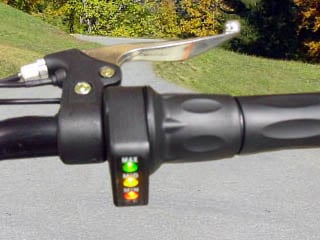 AERO elektrická koloběžka  elektro 800W Cross - Plynulé ovládání plynu, indikátor stavu baterie