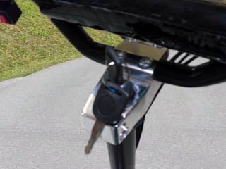 AERO elektrická koloběžka  elektro 800W Cross - Spínací skříňka zabraňuje neoprávněnému použití.