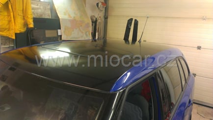Polep vozů, motorek instalace 3D folií - Fábia combi střecha + štít lesklá černá