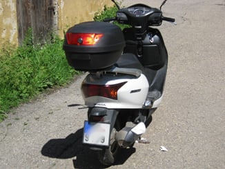 Motokufr 28 L  - kufr na motorku černý - Motokufr 28L na jednu helmu. Nafoceno na skůtr Honda NHX 110 Lead.