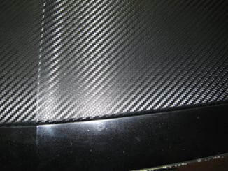 Polep vozů, motorek instalace 3D folií - Folie 3D černý karbon detail zakončení kapoty Superb Škoda