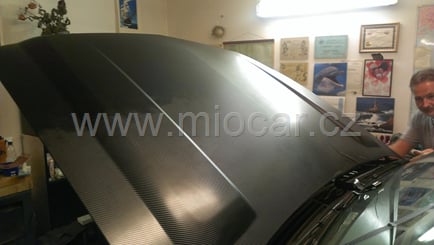 Polep vozů, motorek instalace 3D folií - 4Dfolie  černý carbon