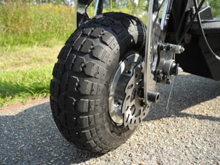 AERO elektrická koloběžka  elektro 800W Cross - Cross Edition je vybavena pneu s hrubším vzorkem