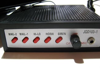 Megafon 100W, 12V,  MAXI s mikrofonem - Megafon 12V, 100W.  Veškeré ovládání tónů, regulace hlasitosti je na externím ovladači, který lze uchytit pomocí oboustrané samolepky ( součástí balení) do interiéru vozidla.
