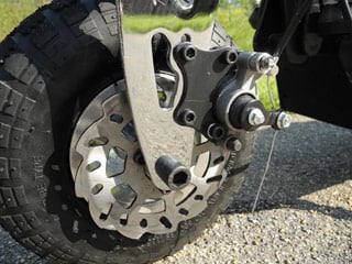 AERO elektrická koloběžka  elektro 800W Cross - přední kotoučové brzdy pro snadné a bezpečné zastavení