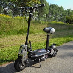 AERO elektrická koloběžka  elektro 800W Cross - Cross Edition je vybavena pneu s hrubším vzorkem