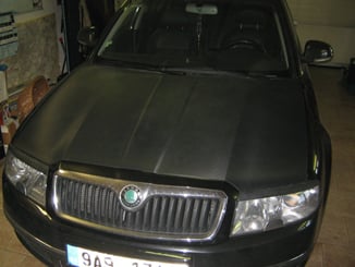 Polep vozů, motorek instalace 3D folií - Škoda Superb polep kapoty. Použitá  černá 3D carbon folie.