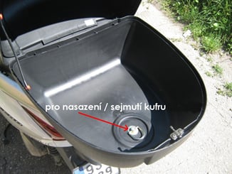 Motokufr 28 L  - kufr na motorku černý - Motokufr 28L na jednu helmu. Barva černá matna. (9).JPG