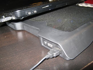 Chladící podložka pod notebook svítící cooler pad  - Propojovací kabel USB o délce 60 cm je součástí balení.