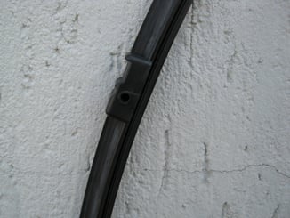 Bezramínkový stěrač Flat FIRST 550mm čep - Pružná stírací lišta uchycení na čep z boku originál (1).JPG