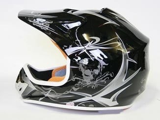Helma Cross Kimo Nitro černá - Dětská moto helma Next Racing se vyznačuje svou lehkostí je vhodná pro minibike, cross, enduro, čtyřkolky a ostatní sporty kde je třeba se chránit.