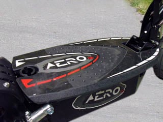 AERO elektrická koloběžka  elektro 800W Cross - Nejmodernější technologie s dokonalým designem. Zde se ukrývají baterie.