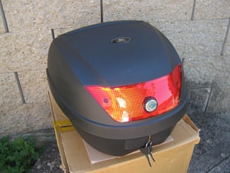 Motokufr 28 L  - kufr na motorku černý - Motokufr 28L na jednu helmu. Barva černá matna. (2).JPG