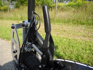 AERO elektrická koloběžka  elektro 800W Cross - Pákové zařízení pro rychlé uvolnění.