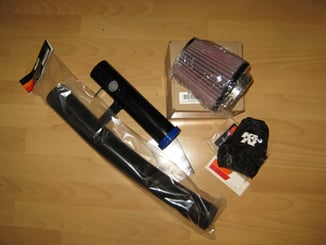 Suzuki SX4 KIT přímého sání K&N černé - KIT přímého sání pro vozy Suzuki SX4. Součástí KITu je kónický vzduchový filtr K&N, sací potrubí, hadice pro přívod studeného vzduchu, redukce, převlek na filtr, zabraňující vniknutí vody.