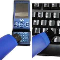 Vysavač na klávesnici USB modrý - Mini vysavač je vybaven také kartáčkem, díky kterému lze snadno vyčistit nečistoty i mezi klávesami.