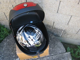 Motokufr 28 L  - kufr na motorku černý - Motokufr 28L na jednu helmu. Barva černá matna. (5).JPG
