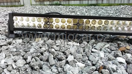 LED off-road světlo COMBO 40 LED 120W  - Krajní LED mají odlišně tvarované odrazové hrnečky pro lepší lom světla, rozptyl 60C° tkzv COMBO. Led ve středu světla mají světelný  rozptyl 30C°.
