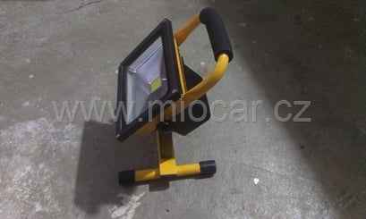 Led reflektor přenosný 20W AKU COB - Přenosné aku - dobíjecí LED světlo  LED halogen 20W IP65 se svítivostí 1800 lm. FLA 2010 (2)