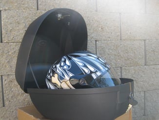Motokufr 28 L  - kufr na motorku černý - Motokufr 28L_do kufru se vejde jedna helma_.JPG