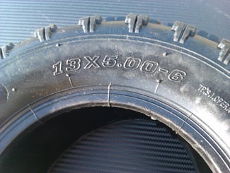 Pneu 13 x 5.00 - 6'' original - 13x5.00 - 6''. Určeno pro zadní nápravu