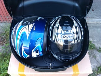 Motokufr 45 L - kufr na motorku černý -  Do kufru se vejdou dvě integrální helmy.