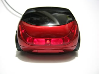 USB myš auto k PC optická tuning svítící červená - S touto myší můžete po Vašem psacím stole hbitě pádit - přičemž svítí přední a zpětná světla