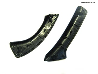 Polep vozů, motorek instalace 3D folií - Citroen C4 Picasso madla dveří černý 3D Carbon. Rubová strana.
