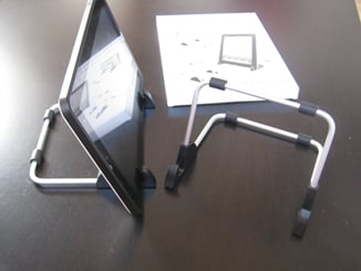 Stojan na Tablet - Stojánek na tablet 10'' na obrázku postaven tablet o uhlopříčce 10,1''.