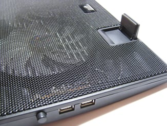 Chladící podložka pod notebook L6 DUAL  - Na vrchní straně je možné vysunout zarážky, které brání notebooku proti sklouznutí.