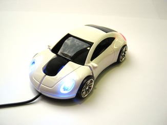 Myš ve tvaru auta Porsche optická USB svítící bílá - ergonomický tvar padne skvěle do ruky