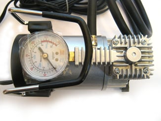 Kompresor 4x4 BIG 10 bar na 12V celokovový profi  - Výkonější kovový kompresor, vestavěný tlakoměr.