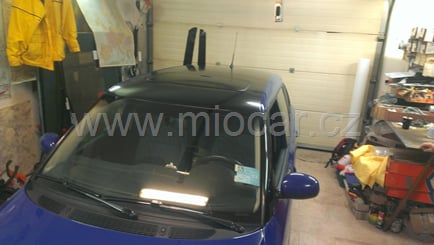 Polep vozů, motorek instalace 3D folií - Fábia combi střecha + štít lesklá černá (2)