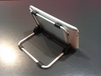 Stojan na Tablet - Stojánek na tablet 10'' gumičky proti kouzání a odření tabletu. Na obrázku tablet 7'' umístění na šířku.