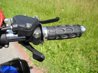 Čtyřkolka Racer 49 ccm - Ovládání plynu palcem.