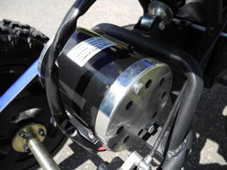 Elektrická čtyřkolka Racer 800W - Silný elektromotor 800W přenáší výkon řetězem na obě kola zadní nápravy. 