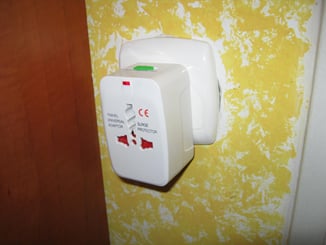 Zásuvkový adapter cestovní - Mezinárodní cestovní adaptér pro celosvětové použití.