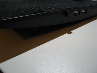 Chladící podložka pod notebook L6 DUAL  - Napájení přes USB přímo s počítače, vypínač a další USB port na straně podložky.