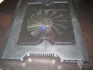 Chladící podložka pod notebook svítící cooler pad  - Chladící podložka pod notebook 160mm velký ventilátor.
