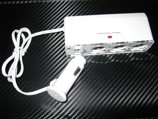 Roztrojka zásuvky auto zapalovače s USB bílá - Prodlužovací rozbočovač autozapalovače 3x zapalovač zásuvka konektor + 1x USB