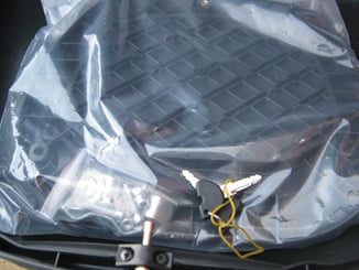 Motokufr 45 L - kufr na motorku černý - Montážní materiál je součástí balení.