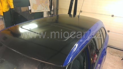 Polep vozů, motorek instalace 3D folií - Fábia combi střecha + štít lesklá černá (1)