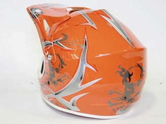 Helma Cross Kimo Nitro oranžová - Dětská moto helma Next Racing se vyznačuje svou lehkostí je vhodná pro minibike, cross, enduro, čtyřkolky a ostatní sporty kde je třeba se chránit.