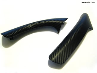 Polep vozů, motorek instalace 3D folií - Citroen C4 Picasso madla dveří polepeno černou 3D Carbon folií.