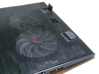 Chladící podložka pod notebook L6 DUAL  - Na vrchní straně je možné vysunout zarážky, které brání notebooku proti sklouznutí.