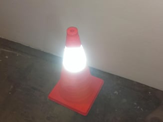 Výstražný kužel skládací reflexní - Výstražný kužel skládací reflexní, foceno s bleskem.